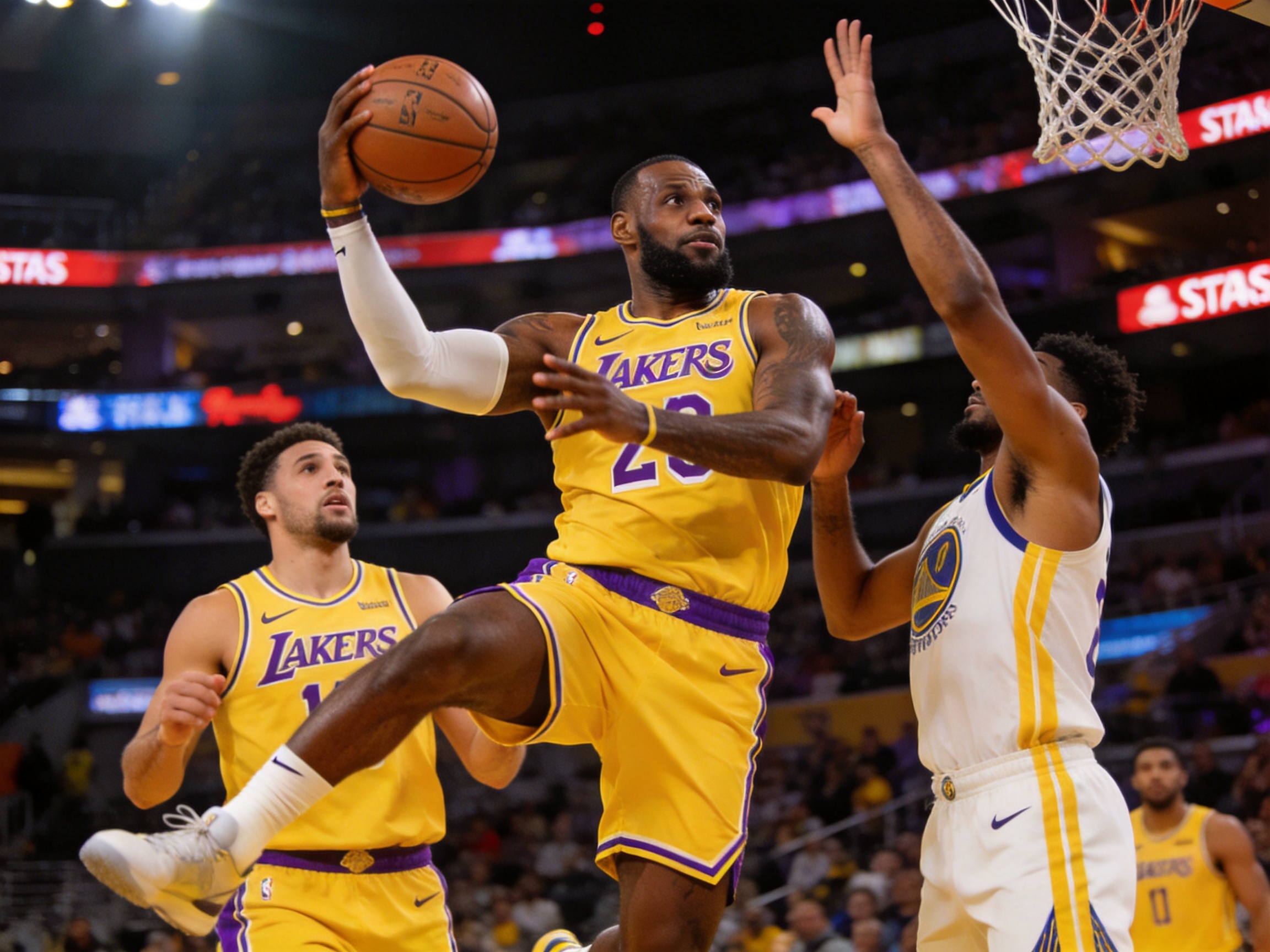 NBA西部半决赛湖人勇士激烈对抗比赛图片